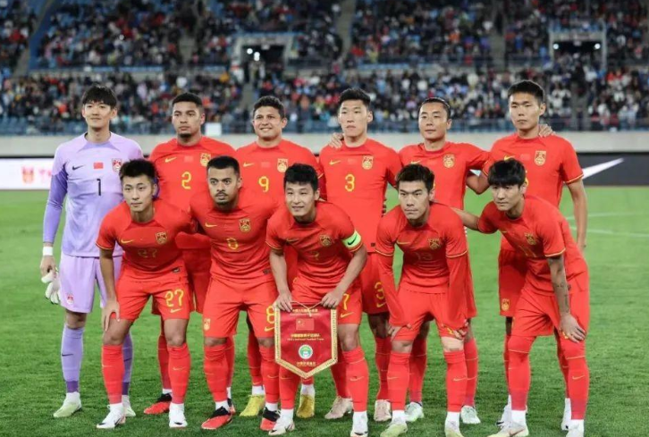 国足备战世预赛，教练组展现默契合作