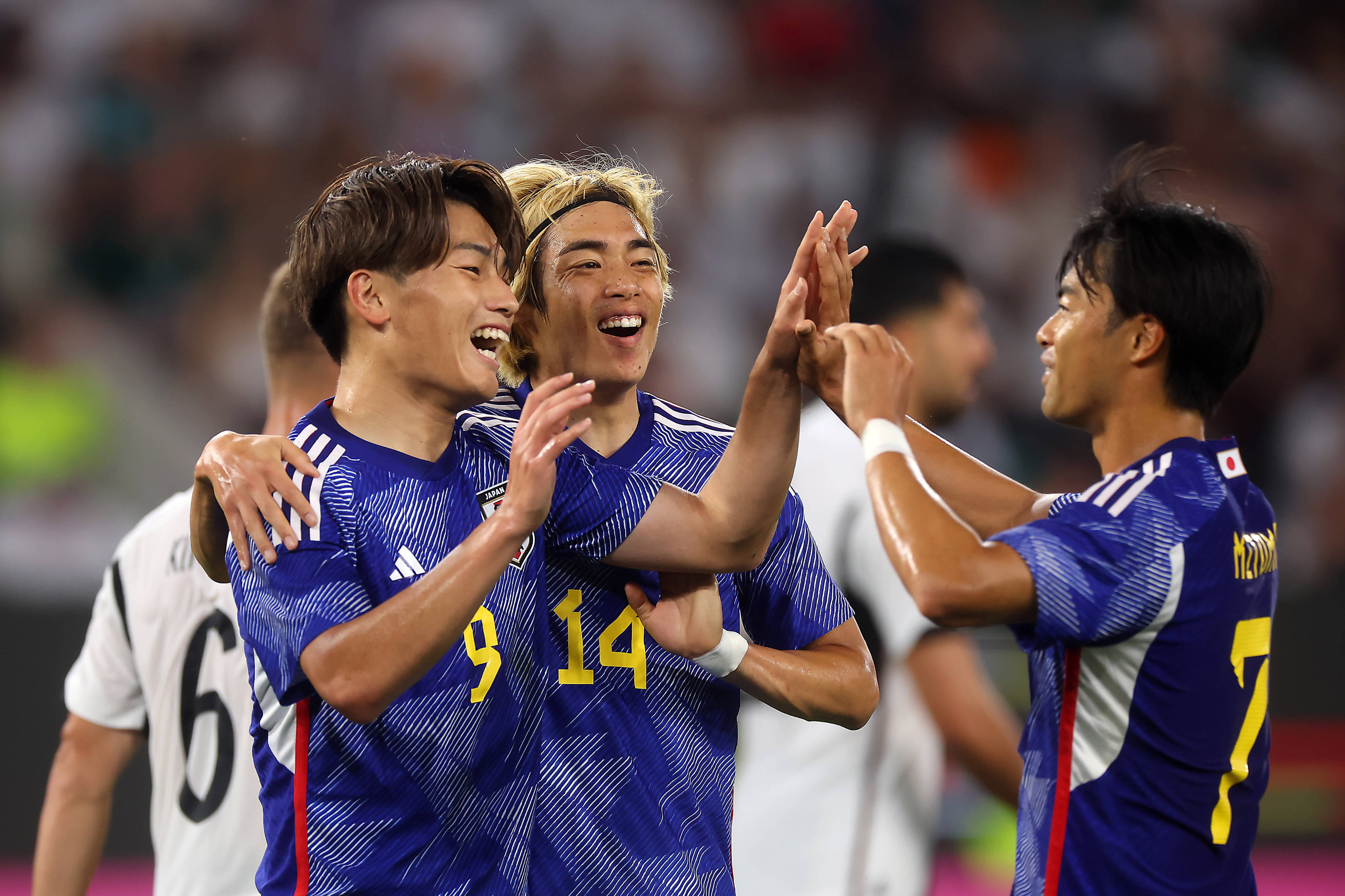 东亚杯赛事大胜结束战术配合出色