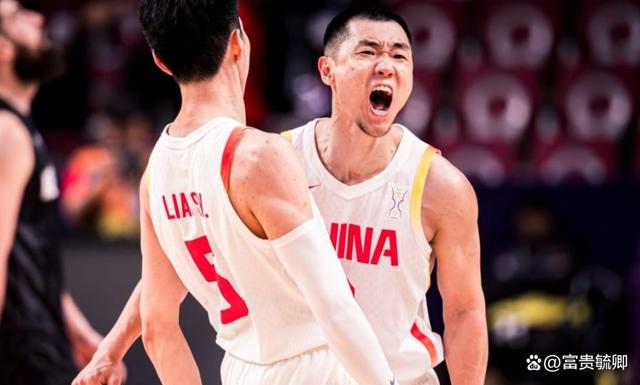 热血拚搏！球员们在比赛中展现出极致实力