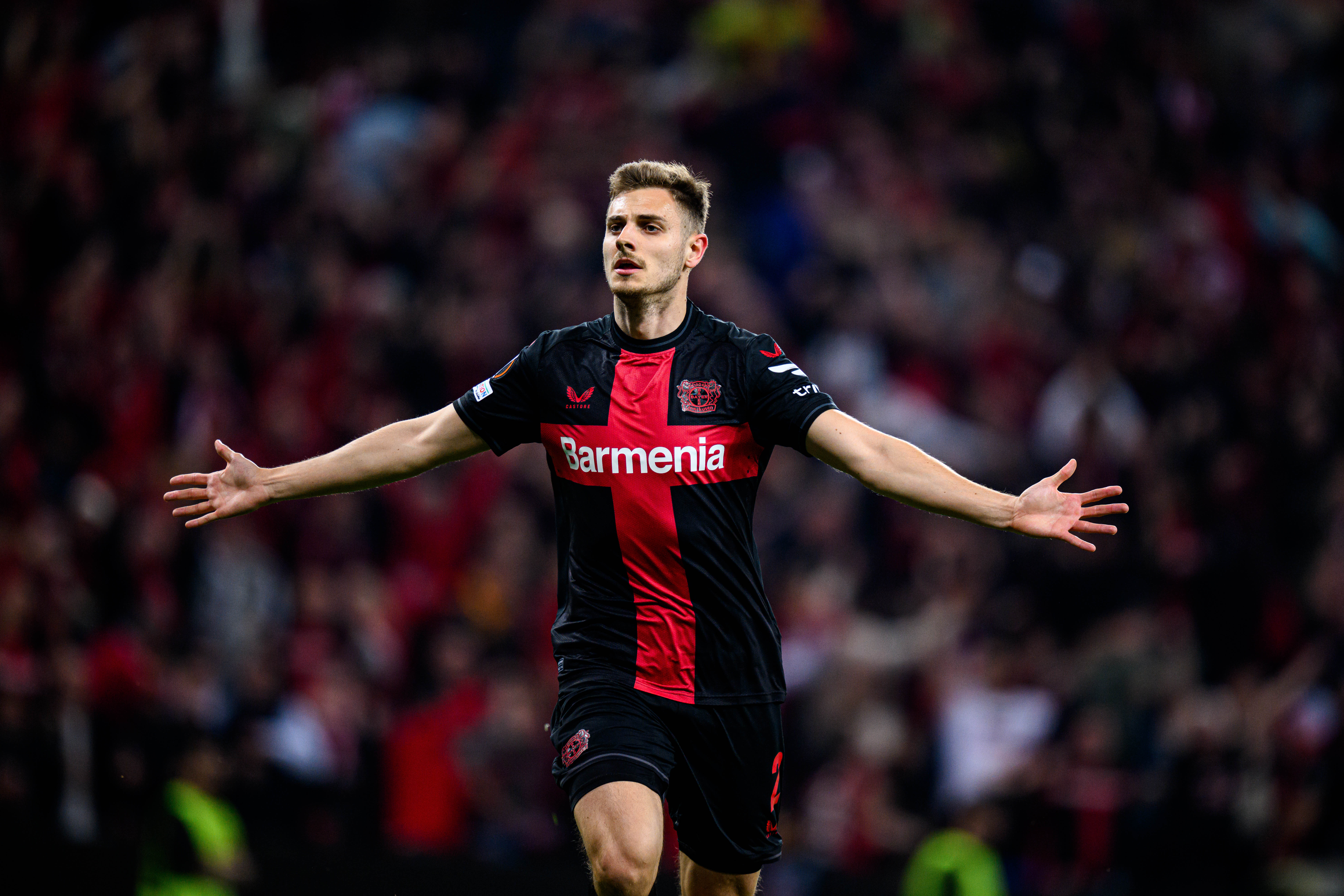 包含勒沃库森在主场逼平沙尔克04的词条