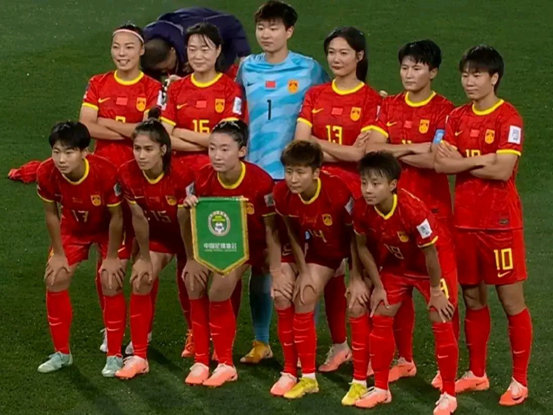 无私奉献！女足队员的奉献精神的简单介绍