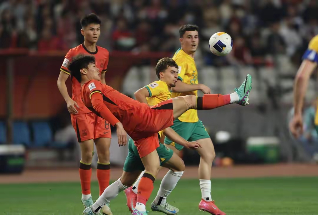 关于国际足球比赛频繁进行，实力对抗激烈的信息